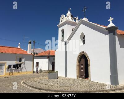 Kirche und Townsquare entfernt an der Stadt Alte, Algarve, Portugal. Stockfoto