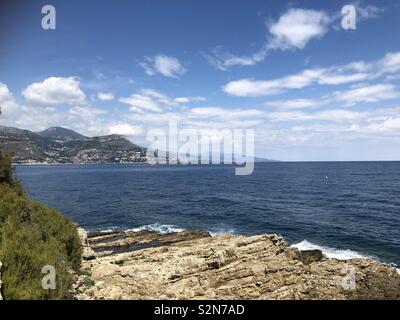 Blick vom Cap Ferrat Küstenweg zurück Richtung Küste östlich von Beaulieu-sur-Mer nach Monaco und die Berge. Stockfoto