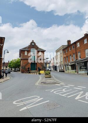 Woodbridge, Suffolk, Großbritannien - 18 Mai 2019: Market Hill am Samstag Mittag. Stockfoto