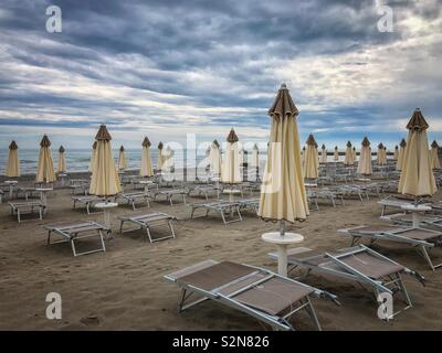 Leeren Strand mit Liegestühlen und Sonnenschirmen - Grado, Friaul-Julisch Venetien, Italien Stockfoto