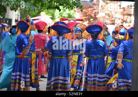 Tausende Menschen nahmen an der jährlichen Dance Parade entlang Madison Broadway in New York City am 18. Mai 2019. Stockfoto