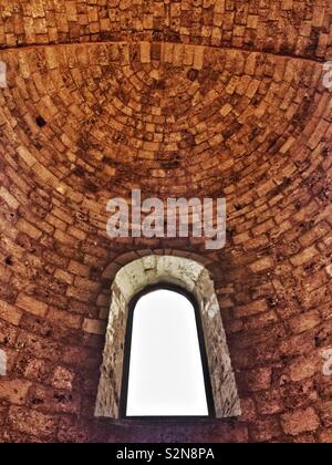 Bogenförmige Fenster in alte Gebäude Stockfoto