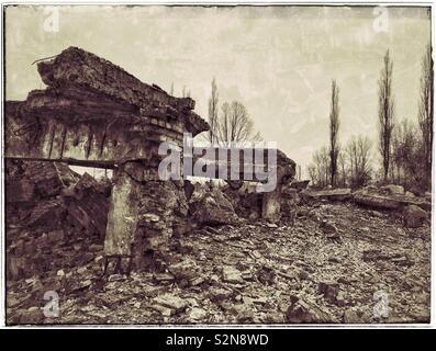 Retro Effekt Bild, das zeigt, was bleibt der berüchtigten Gaskammern auf dem Nazi Auschwitz II-Birkenau Concentration Camp. Von den Nazis kurz vor der Befreiung durch sowjetische Truppen 1945 zerstört. Stockfoto