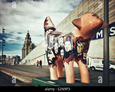 Superlambanana Skulptur vor dem Museum von Liverpool, Großbritannien. Royal Liver Building im Hintergrund. Stockfoto