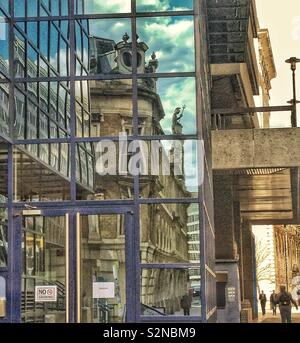 Das ehemalige viktorianische Billingsgate Fish Market Gebäude, in den Fenstern eines modernen Bürogebäudes wider, Lower Thames Street, London, England. Stockfoto