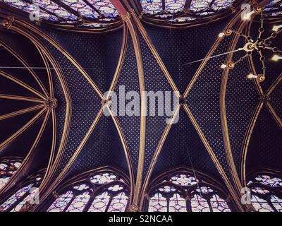 Glasfenster und die Decke der herrlichen Sainte Chapelle, eine königliche Kapelle im gotischen Stil, in den mittelalterlichen Palais de la Cité, die Residenz der Könige von Frankreich Stockfoto