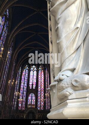 Glasfenster und die Decke der herrlichen Sainte Chapelle, eine königliche Kapelle im gotischen Stil, in den mittelalterlichen Palais de la Cité, die Residenz der Könige von Frankreich Stockfoto