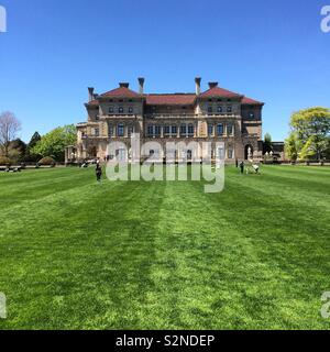 Ansicht der Leistungsschalter Herrenhaus von der Rückseite Rasen, Newport, Rhode Island, United States Stockfoto