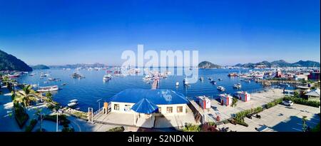 Einen Panoramablick auf Labuan Bajo der Bay Area. Stockfoto