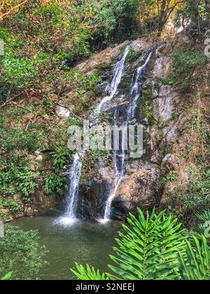 Kleiner Wasserfall im Dschungel, Sierra Nevada, Kolumbien. Stockfoto