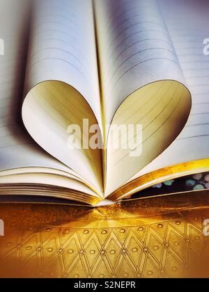 Ein Buch mit Seiten, stellte sich als Liebe Herz zu erstellen Stockfoto