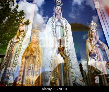 Bilder von Unserer Lieben Frau von Guadalupe für Verkauf in Fatima, Portugal Stockfoto