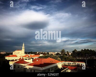 Eine runde Wolke über der Kirche der Muttergottes vom Rosenkranz Heiligtum in Fatima, Portugal Stockfoto