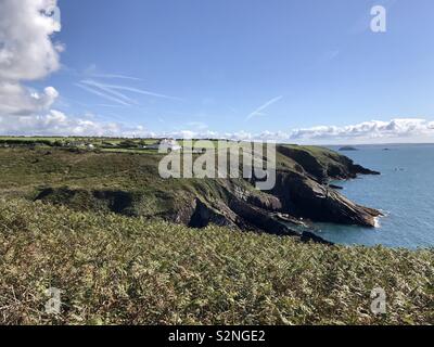 Blick von oben auf den Klippen, Strand in der Nähe von St. David's Town, West Wales, UK. Stockfoto