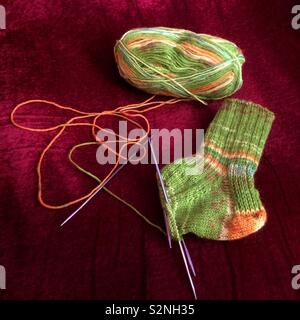 Eine Socke in der Hand, aus Gewirken Stockfoto