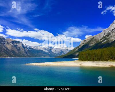 Lake Minnewanka ist ein Gletschersee im östlichen Bereich des Banff National Park in Alberta, Kanada. Stockfoto