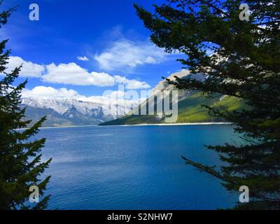 Lake Minnewanka ist ein Gletschersee im östlichen Bereich des Banff National Park in Alberta, Kanada. Stockfoto