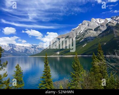 Lake Minnewanka ist ein Gletschersee im östlichen Bereich des Banff National Park in Alberta, Kanada. Stockfoto