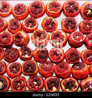 Granatäpfel im Markt Stockfoto