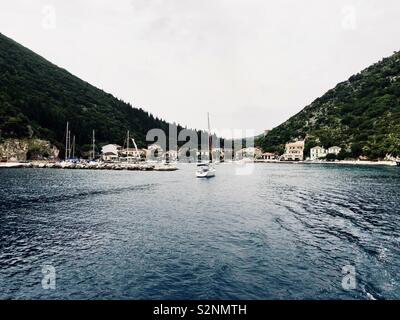 Ankunft im Hafen von Frikes, einem Fischerdorf im Norden von Ithaca, an der Nordostküste der Insel Kefalonia, Griechenland. Stockfoto