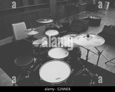 5 Stück Premier Drum Kit mit Zildjian Cymbals und Yamaha Hardware. Stockfoto