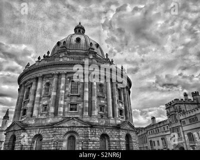 Moody's monochromen Bild des Radcliffe Camera Gebäude in Oxford, England. Dieses ikonische Neoklassizismus kreisförmige Gebäude wird hauptsächlich als eine Bibliothek von Studenten der Universität Oxford verwendet. © COLIN HOSKINS. Stockfoto