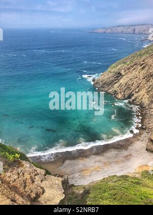 Dramatischen Klippen und das türkisfarbene Meer in La Grande Greve Bay auf Guernsey, Channel Islands (UK) Stockfoto