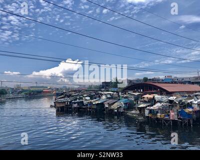 Slum Gegend entlang des Flusses in Manila, Philippinen. Stockfoto