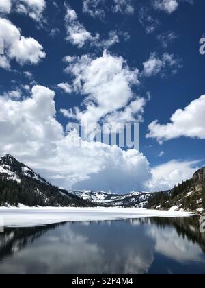 Echo Lake hoch in den Sierras von Kalifornien teilweise noch gefroren, mit Schnee, Ende Mai 2019. Stockfoto