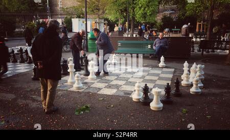 Ältere Männer Schach spielen auf grossen Board auf Genf Bastionen Park, Schweiz gezeichnet Stockfoto