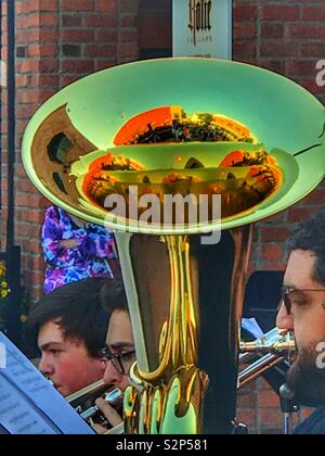 Reflexion von Gebäuden in das Horn der grossen Posaune Tuba Stockfoto