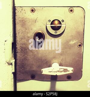 Gefängniszelle Türgriff und Clink78 Hostel lock, Kings Cross, London, England. Stockfoto