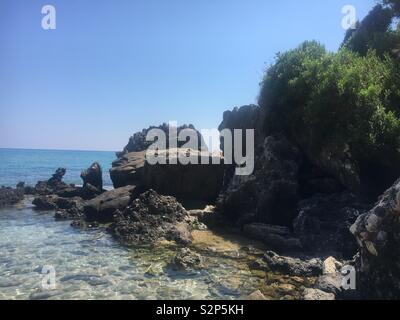 Das Ende der Strand Felsen in Glyfada, Korfu, Griechenland Stockfoto