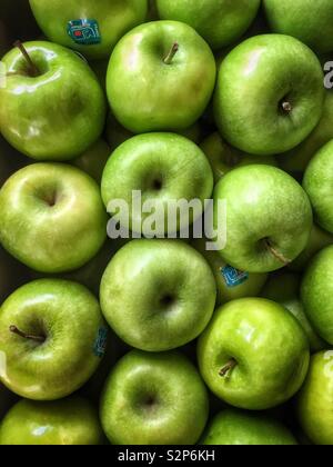 Granny Smith Äpfel zum Verkauf an einer britischen Farm Shop. Stockfoto