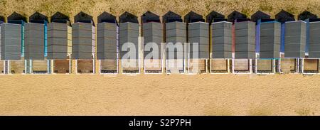 Umkleidekabinen am Strand an einem Strand geschossen von oben nach unten Schauen. Stockfoto