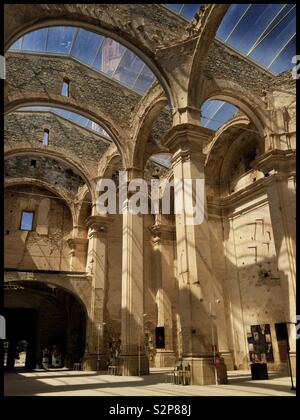 Die Kirche von Sant Pere bei den Ruinen von Poble Vell, 1938 inmitten einer intensiven Kämpfen während des Spanischen Bürgerkriegs zerstört, Corbera d'Ebre, Katalonien, Spanien. Stockfoto