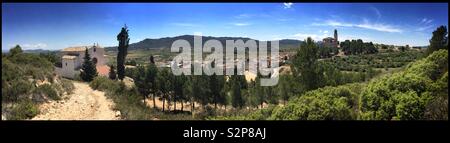 Panorama von Corbera d'Ebre zeigt die Ermita del Calvari (links) auf dem Hügel, Katalonien, Spanien. Stockfoto