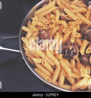 Nudeln mit hackfleischbällchen in einer Pfanne Stockfoto