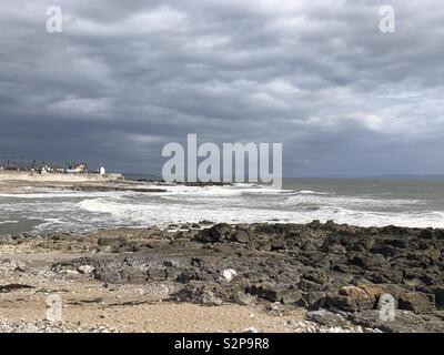 Sturmwolken über Porthcawl Leuchtturm Stockfoto