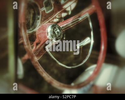 Auf der Suche durch Treiber Seite Fenster eines Vintage red Volkswagen Käfer Stockfoto