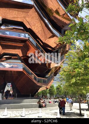 Touristen am Schiff Struktur in Hudson Yards, NYC, USA Stockfoto