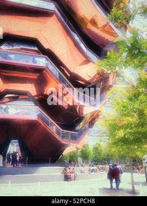 Touristen am Schiff Struktur in Hudson Yards, NYC, USA Stockfoto