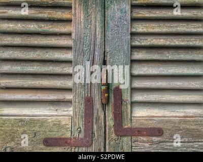 Alten rostigen Scharniere Fensterläden aus Holz Stockfoto