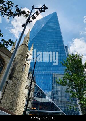 London, Großbritannien - 6. Juni 2019: Das Skalpell Hochhaus in der Innenstadt von London. Stockfoto