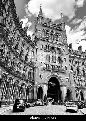 London, Großbritannien - 6. Juni 2019: Bahnhof St. Pancras International und Hôtel. Stockfoto