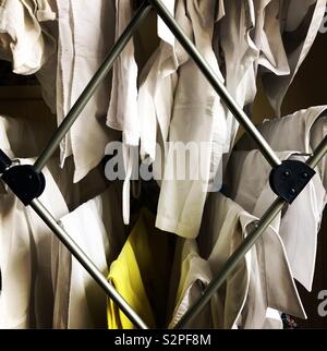 Gewaschene Hemden Trocknung im Innenbereich auf einem Wäscheständer Stockfoto