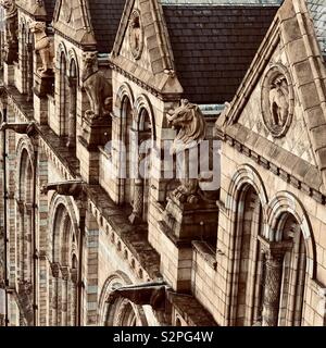 London, Großbritannien - 7. Juni 2019: Die romanische Architektur am Natural History Museum in South Kensington. Stockfoto