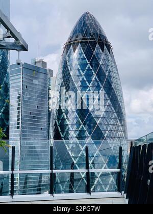 London, Großbritannien - 7. Juni 2019 - The Gherkin, ein 30-stöckiges Hochhaus in der Innenstadt von London. Stockfoto