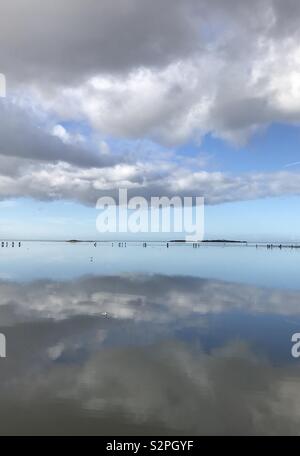 Schönen Blick auf West Kirby marine See. Der Himmel auf dem Wasser widerspiegeln. Stockfoto