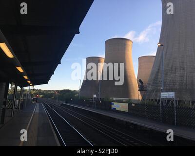 Plattform Blick auf East Midlands Parkway Bahnhof mit powerstation Kühltürme im Hintergrund Stockfoto